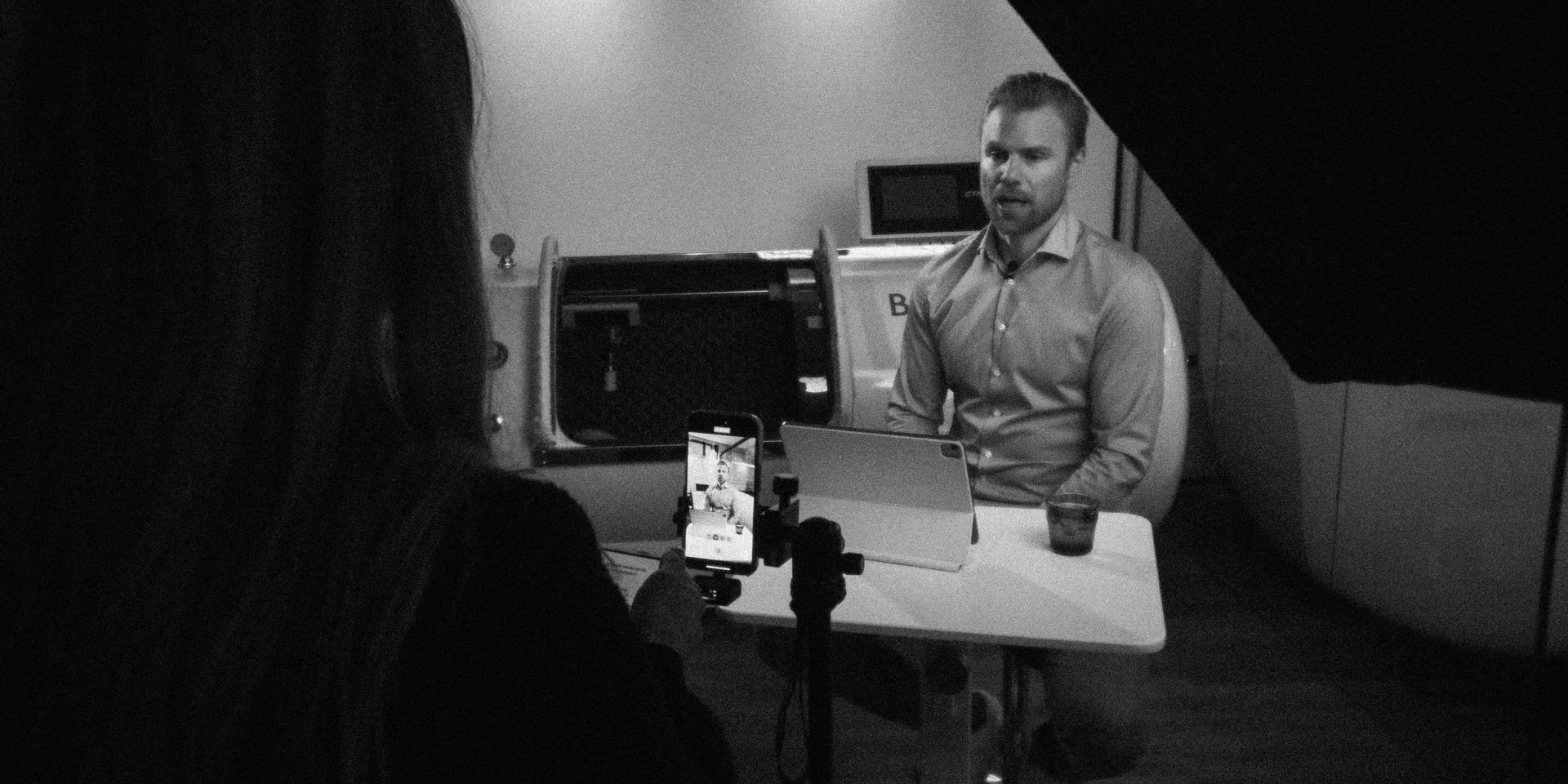 Perustajan haastattelun kuvausta Biohealthin klinikalla