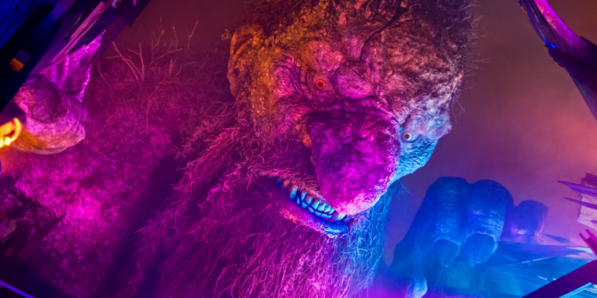 Kuva elokuvasta Troll 2: peikko neonpinkissä ja sinisessä valossa kaupunkikadun yllä