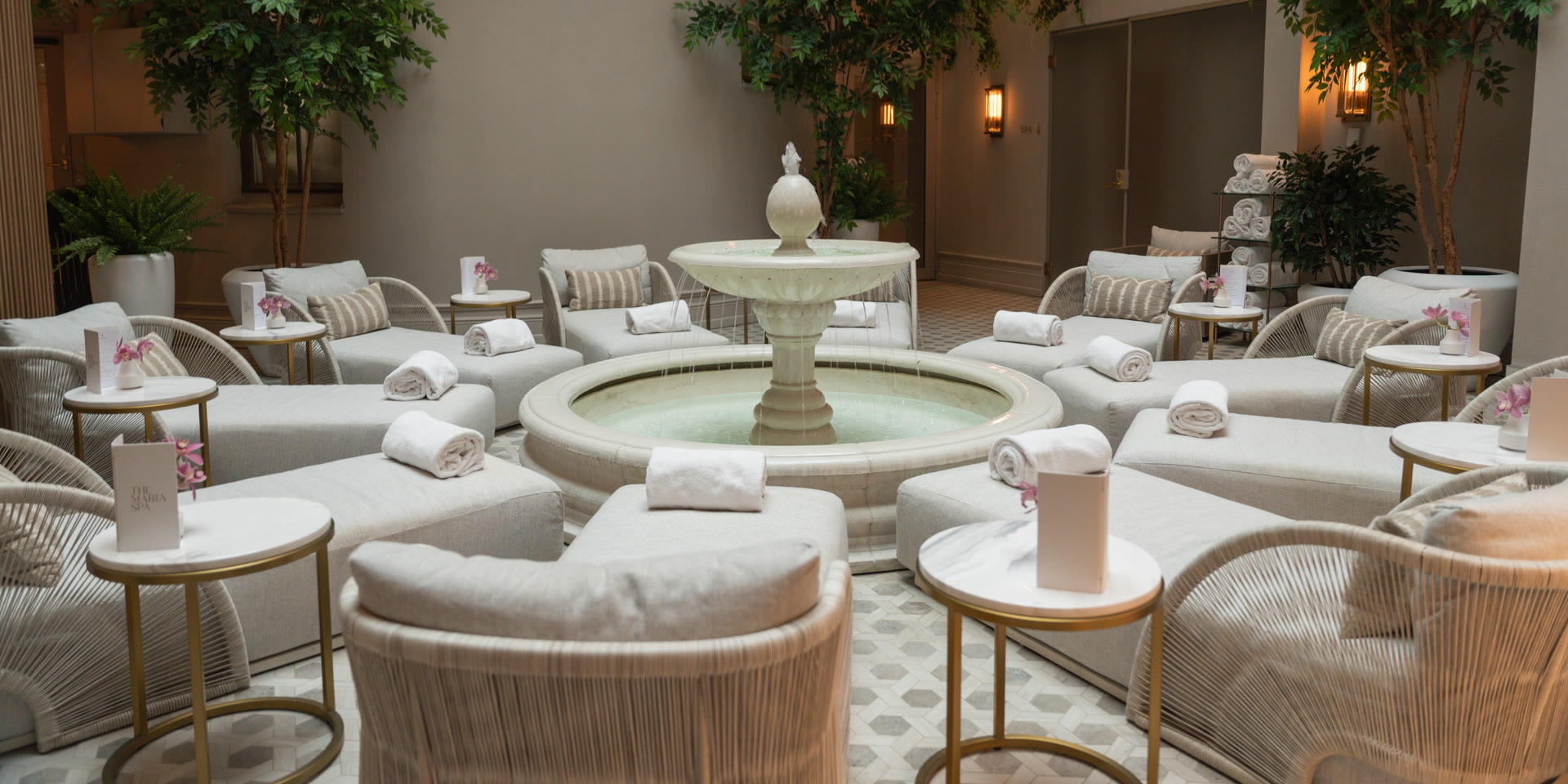 Waldorf Astoria Span atrium, suihkulähde ja lepotuolit lasikaton alla